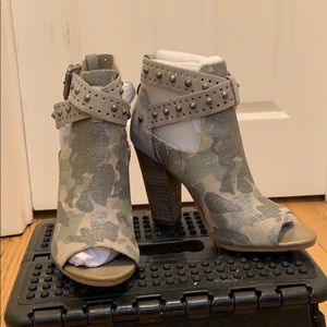 Camaflouge peep toe shoes - GUESS